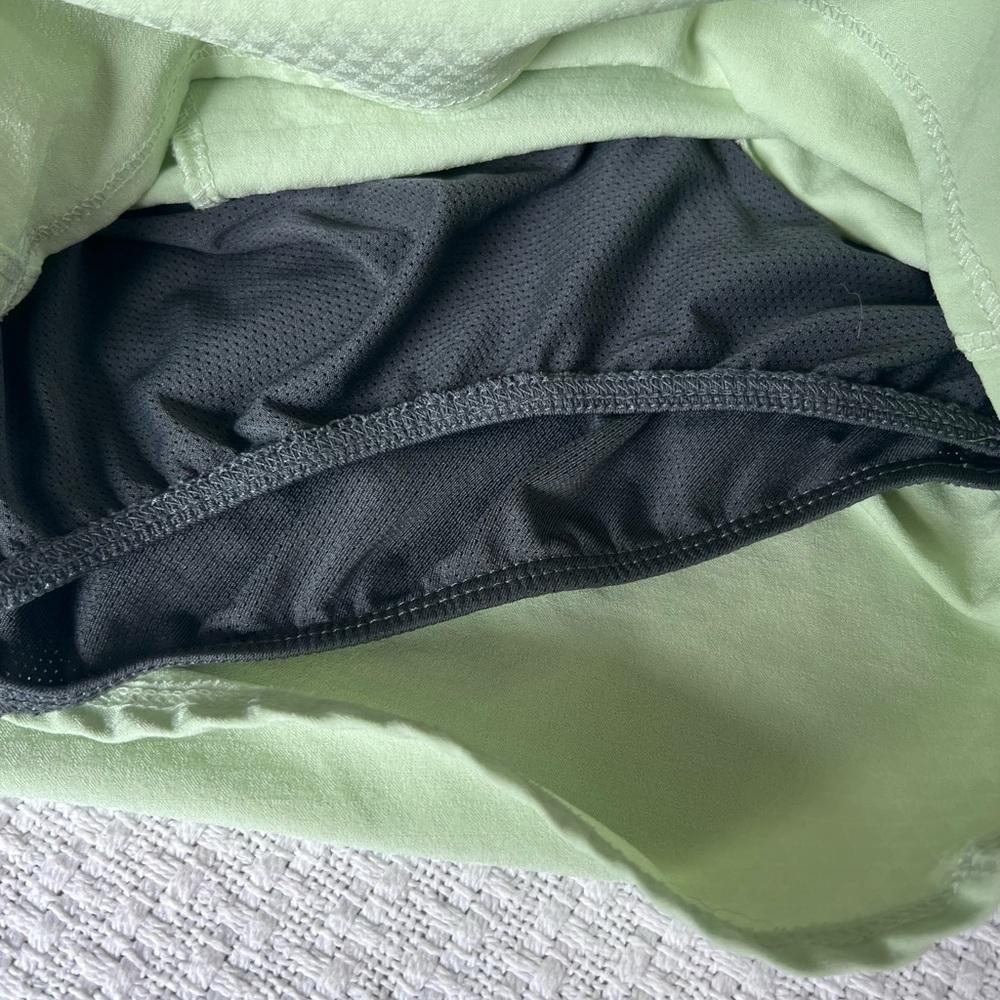 oiselle Spring Green Women's 4” Roga Running Shorts. Size 6 - Picture 5 of 7